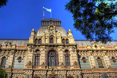 Détail de la façade principale au-dessus de la porte d’entrée.