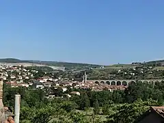 Le bourg d'Aguessac avec sur la droite son viaduc ferroviaire.