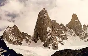 Vue de l'Aguja Saint-Exupéry (au milieu), entre l'Aguja de la S (à gauche) et l'Aguja Rafael Juarez (à droite).