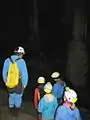 Groupe équipé explorant la grotte.