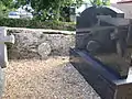 Reflets de stèles au cimetière.