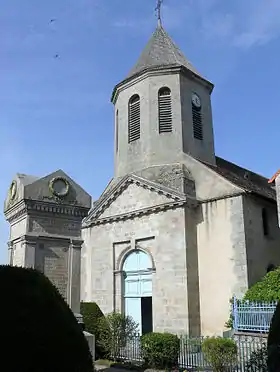 Façade occidentale et monument aux Morts.