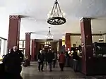 Le hall et le salon de l'hôtel Overlook ont été inspirés de l'hôtel Ahwahnee et créés aux studios d'Elstree.