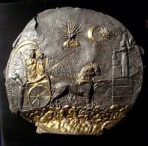 Plaque de Cybèle, Aï Khanoum, sanctuaire du temple à niches indentées, IIIe siècle av. J.-C., argent doré, d : 25 cm, musée national d'Afghanistan.