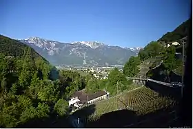 La tour de Don (enneigée au centre) vue depuis la route principale 11 au-dessus d'Aigle.