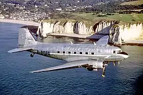 DC-3 dans la livrée d'Aigle Azur des années 1950 lors du 60e anniversaire de la compagnie.