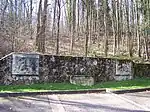 Une fontaine en bordure de forêt près de l'hôtel de ville.