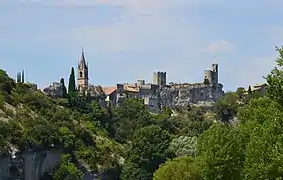 Le village d'Aiguèze surplombant l'Ardèche