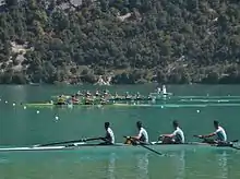 quatre hommes pratiquant l'aviron