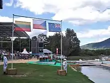 Trois drapeaux au-dessus d'un podium