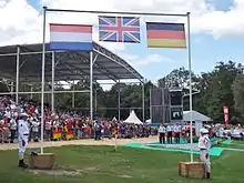 Trois drapeaux au-dessus d'un podium