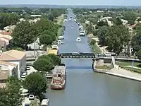 Le canal du Rhône à Sète traversant Aigues-Mortes.