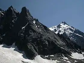 Vue des versants nord et ouest de l'aiguille du Peigne avec à gauche l'aiguille des Pélerins et au fond à droite l'aiguille du Midi.