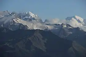 Le glacier des Grands avec en arrière-plan l'aiguille Verte (à gauche) et le mont Blanc (à droite) vus depuis les Alpes bernoises au nord.