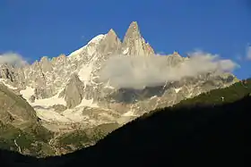 Vue de l'aiguille Verte et des Drus avec le glacier du Nant Blanc à leurs pieds sur la gauche.