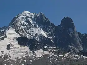 L'aiguille Verte (à gauche) et les Drus (à droite) vus depuis la montagne de la Flégère au nord-ouest avec sur la gauche le glacier des Grands Montets sous la Petite Aiguille Verte et en dessous de lui le glacier de la Pendant.