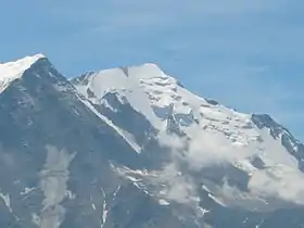 L'aiguille du Goûter, à gauche, et l'aiguille de Bionnassay, vues du nord (côté français).