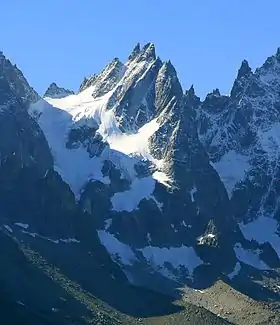 L'aiguille de Blaitière et la partie haute du glacier des Nantillons. On peut distinguer la partie basse du glacier dans les moraines.