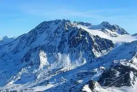 Vue du sommet de l'aiguille de Péclet depuis le cime de Caron.