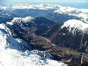 Panorama depuis l'aiguille du Midi : le glacier de l'Arve naissait sur le bord droit de l'image dans la vallée de Chamonix, empruntait les gorges de l'Arve et passait par-dessus le col de Voza et le Prarion (au centre) pour s'étaler dans la vallée de l'Arve en aval tout en diffluant dans le val d'Arly (à gauche) ; après avoir serpenté entre les massifs des Aravis, des Bornes, du Giffre et du Chablais, il rejoignait le glacier du Rhône après avoir dépassé le Môle (en haut à droite).