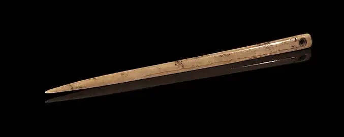 Aiguille en os du Magdalénien (période à laquelle correspond l'art de la grotte de Lascaux et d'Altamira), (17 000-12 000 BP).