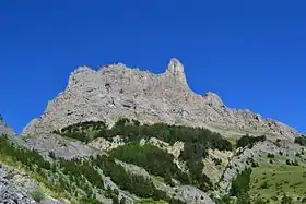 Vue de l'aiguillette du Lauzet et sa profonde entaille verticale où se déroule la voie Davin.