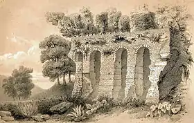 Gravure aux tons sépia montrant un mur de briques percé de quatre arches, à moitié en ruines et envahi par la végétation