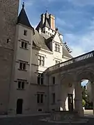 Photographie en couleur d'une partie d'un château.