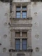 Photographie en couleur de la façade d'un bâtiment ancien.