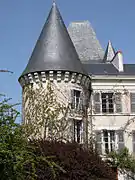 Tour médiévale flanquant le logis du XIXe siècle.