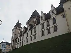 Photographie en couleur de la façade d'un château.