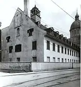 Aile ouest du monastère des Ursulines, vers 1920. On y aperçoit les rails pour la circulation du tramway sur la chaussée.