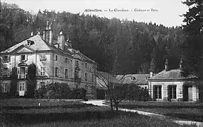 Photo noir et blanc montrant un manoir de style Napoléon III avec des frontons, des balcons et de nombreuses cheminées.