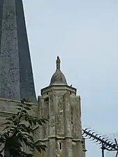 Saint Jean-Baptiste au sommet de la tourelle.