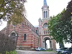 Vue latérale de l'église et de son porche monumental