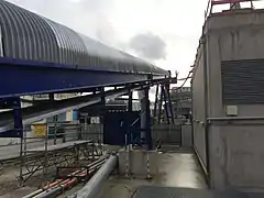 Évacuation des terres vers une barge sur le canal Saint-Denis.