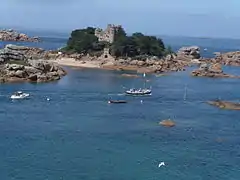 Anse Saint-Guirec (devant le château de Costaérès)