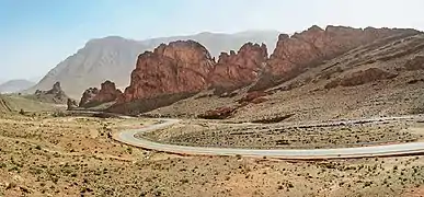 Vue des monts des Ksour vers la station thermale d'Ain Ouarka.