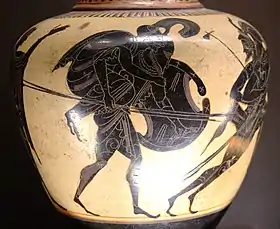 Vase grec avec décorations en noir sur fond ocre.