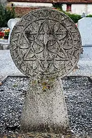 Stèle discoïdale ornée d'une étoile de David.