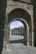 Porte du château donnant sur la Plaza mayor.