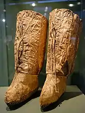 Paire de bottes en cuir de poisson et corde de coton teinte à l'indigo : saumon bossu et hucho de Sakhaline (Hucho perryi). Peuple aïnou, vallée de la Poronaï, île de Sakhaline, XIXe siècle.