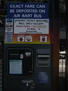 Un distributeur de billets de transport en commun avec des instructions en anglais.