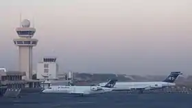 Le Bombardier CRJ200 (au premier plan) et le McDonnell Douglas MD-87 d'Air Burkina sur l'aéroport international de Ouagadougou
