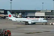 Embraer 175 avec l'ancienne livrée Air Canada Express