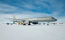 Un avion de ligne à réacteurs repose sur un sol glacé.