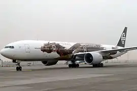Boeing 777 portant la livrée du dragon Smaug.