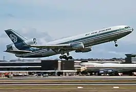 Un McDonnell Douglas DC-10 d'Air New Zealand à Sydney en 1977.