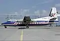 Un Fokker F27 d' Air UK avec la livrée bleue et blanche à l’aéroport de Paris-Charles-de-Gaulle en 1985.