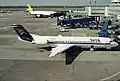 Un Fokker F100 à l'aéroport international de Düsseldorf en 1997.